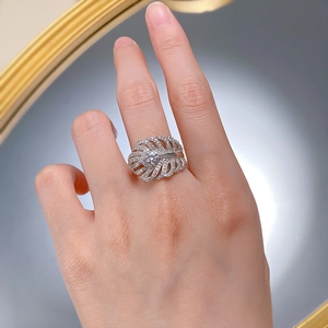Vue détaillée de la bague feuille en argent avec diamants pavés sur la main d'un mannequin