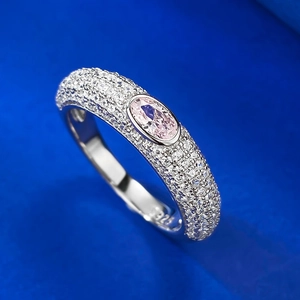 Vue détaillée de la bague en argent S925 avec pierre rose ovale et pavage brillant
