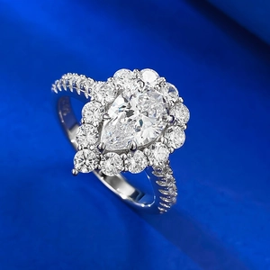 Bague halo en argent S925 avec pierre taille poire sur fond en soie bleu roi