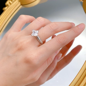 Gros plan d'une bague en argent S925 avec pierre taille étoile et pavé étincelant