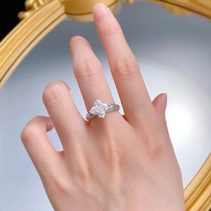 Bague élégante en argent S925 avec diamant de carbone en étoile sur un doigt