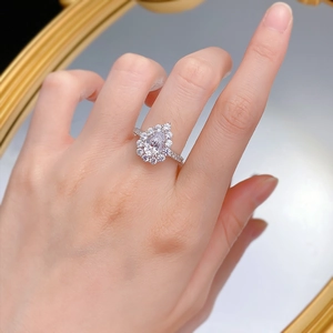Bague élégante en argent de forme poire avec halo étincelant et anneau serti de diamants