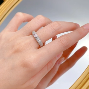 Gros plan sur la bague en argent S925 avec pierre rose ovale et pavage de diamants