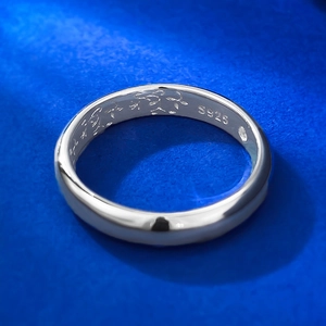 Bague minimaliste en argent sterling S925 avec finition polie et anneau texturé