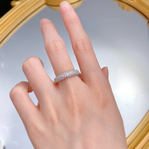 Gros plan d'une bague en argent S925 avec diamant rose ovale et pavage de zircons