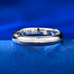 Vue macro du poinçon en argent sterling S925 sur l'anneau intérieur de la bague épurée