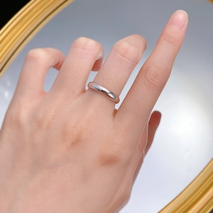 Bague minimaliste en argent sterling S925 avec finition polie sur le doigt