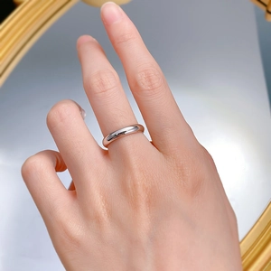 Gros plan d'une bague anneau en argent S925 poli minimaliste portée au doigt
