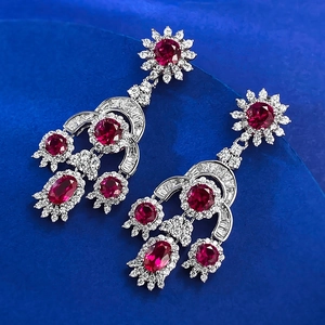 Makroaufnahme luxuriöser S925 Silberohrringe mit ovalen Rubinen und Pavé Diamanten