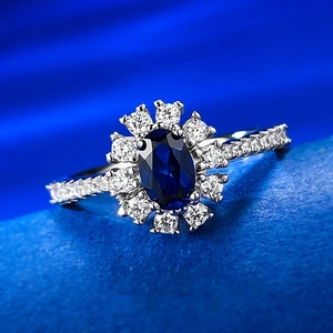Vue macro de la bague en saphir ovale avec halo de diamants sur monture en argent