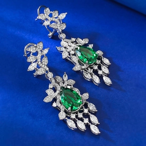 Boucles d'oreilles S925 argent avec émeraude et zircons blancs sur fond bleu royal