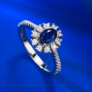 Bague luxueuse en argent S925 avec saphir bleu ovale et entourage de diamants