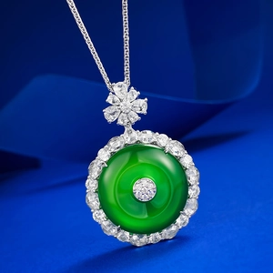 Collier en argent S925 avec pendentif vert émeraude et fermoir fleuri serti de diamants
