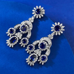Detail der luxuriösen S925-Silberohrringe mit blauen Edelsteinen und Diamanten
