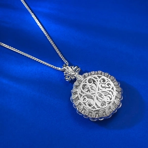 Gros plan du poinçon S925 sur le dos d'un pendentif filigrane en argent sterling