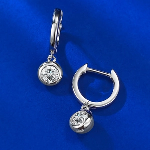 Macro détaillée de créoles en argent S925 avec des pierres de zircone cubique ronde claire