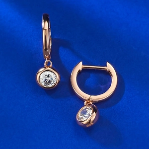 Détail macro de créoles en argent S925 plaqué or rose avec zircons cubiques ronds