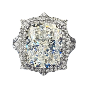 Sparkling S925 sterling silver ring with cushion-cut carbon diamond and star halo design