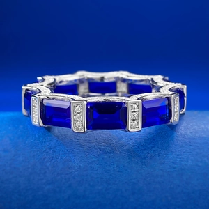 Eternity ring in S925 silver with emerald-cut royal blue stones and pavé accents