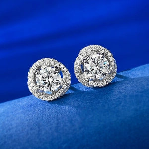 Gros plan sur les boucles d'oreilles halo en argent S925 avec un diamant d'un carat