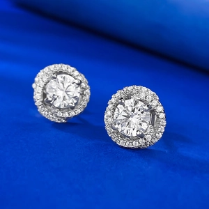 Détail macro de boucles d'oreilles halo en argent 925 avec zircons ronds brillants