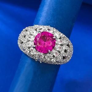 Macro d'une bague saphir rose 8mm avec gravure creuse vintage et halo de diamants