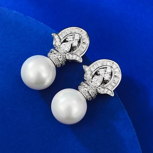 Elegant 925 silver stud earrings with 11mm synthetic pearls and shimmering crystals