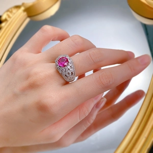 Détail de la bague en argent S925 avec pierre rouge de 8,0 mm et pavage évidé élégant