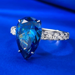 Anello con zaffiro blu reale taglio a pera in argento S925 con micro-pave di diamanti