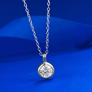 Collier classique en argent S925 avec pendentif solitaire rond serti clos pour femme