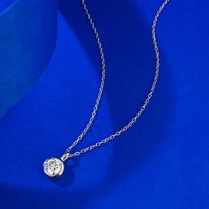 Collier minimaliste en argent S925 avec un pendentif solitaire rond serti clos brillant