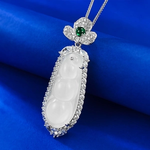 Elegante collana in argento S925 con pendente in giada bianca e fiore di gemma verde