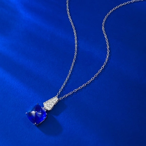 Collier en argent S925 avec pendentif saphir bleu royal taille pain de sucre 10x10mm