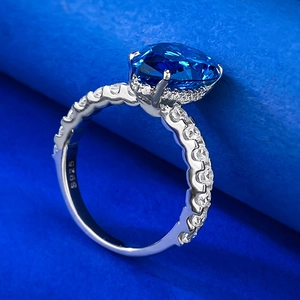 Dettaglio del marchio S925 sulla fede in argento con gemma a goccia blu reale