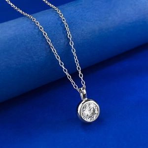 Collier minimaliste en argent S925 avec pendentif solitaire rond serti en clos chic