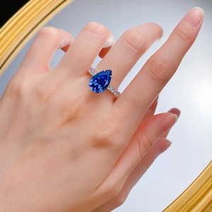 Anello con zaffiro blu reale a goccia e fascia pavé con sfondo di specchio vintage