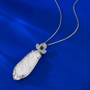 Elegante collana in argento S925 con ciondolo a fagiolo di giada su seta blu