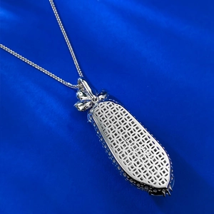 Dettaglio della collana con ciondolo a fagiolo in calcedonia argento su raso blu