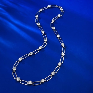 Collana a graffetta in argento S925 con moissanite rotonda su seta blu