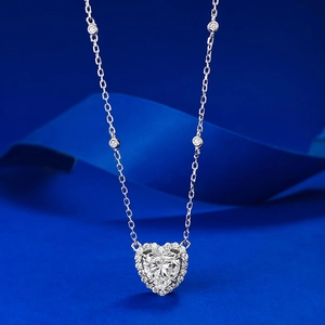 Collier avec pendentif cœur en argent S925, pierres étincelantes et chaîne de diamants