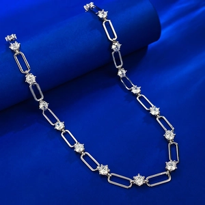 Dettaglio macro della collana a graffetta in argento S925 con pendente in zirconia