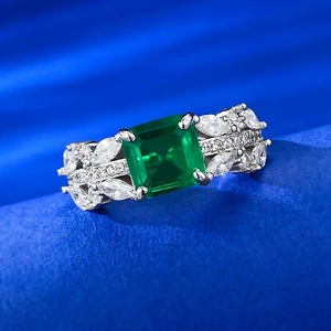 Bague élégante S925 émeraude avec pierres marquise sur un fond en velours bleu