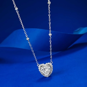 Collier avec pendentif cœur en argent S925 et zircons cubiques sur soie bleue