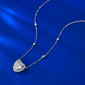 Élégant collier en argent sterling S925 avec pendentif coeur et sertissage de zircons