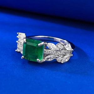 Gros plan du poinçon S925 sur une bague avec une pierre verte de taille émeraude