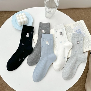 Détail de lot de cinq paires de chaussettes en coton avec broderies animaux et maille côtelée