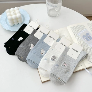 Détail du lot de 5 paires de chaussettes en coton avec broderie chat mignonne et neutre