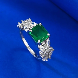 Bague en argent S925 avec pierre verte taille émeraude 7mm et diamants latéraux