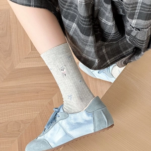 Chaussettes grises mi-hautes avec broderie chien et nœud bleu sur coton à fines côtes