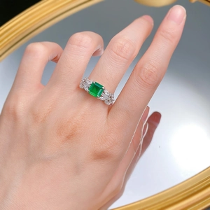 Bague vintage en argent S925 avec émeraude et pierres marquises portée à la main